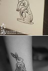 Mielas ažūrinis triušio tatuiruotės modelis ant kojų