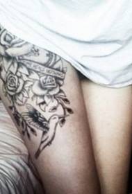 Ne pagrindinės asmenybės, seksualios moters tatuiruotės paveikslėlis