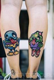 Colori di tatuaggi di colore di gamba forniti da una mostra di tatuaggi