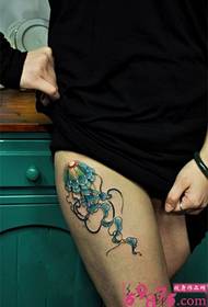 Šviežia maža medūzų šlaunų tatuiruotės nuotrauka
