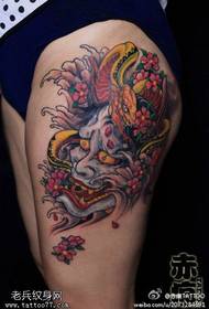 Jalkojen väri käärmemainen tatuointikuvio