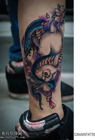 Kāju krāsas truša čūskas tetovējuma raksts