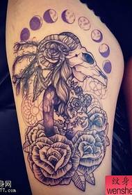 Татуировки на татуировки на антилопа на краката на розата се споделят от татуировки