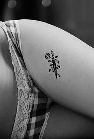 Förföriska flickor ben svarta och vita vackra rosor och svärd tatuering