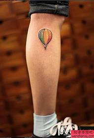 Espectacle de tatuatges, recomana un patró de tatuatge de globus d'aire calent a la cama