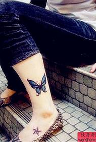 Ženske noge u boji leptir tetovaža uzorak