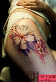 Bonic i bell patró de tatuatge floral per a les cames de dones boniques