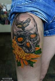 The leg color skull chrysanthemum tattoo picture is shared by the tattoo hall