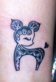 Patrón de tatuaje de fawn totem bonito para as pernas das nenas