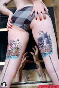 Tatuiruočių merginos tatuiruočių kūrinys