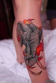 足にクールでハンサムな象のタトゥー