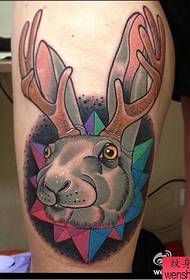 La imagen del espectáculo de tatuajes recomendó un patrón de tatuaje de conejo de ciervo de escuela de pierna
