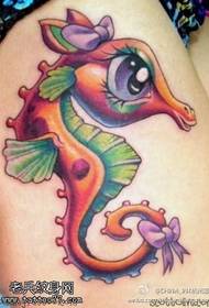 Los tatuajes del arco del hipocampo de la pierna son compartidos por los tatuajes