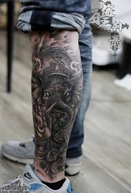 Patrón de tatuaje de pierna como dios