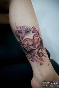 Leuke katten tatoetepatroan op 'e skonken