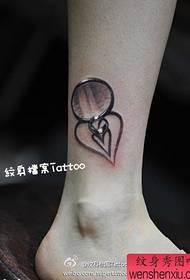 Trabalhos de tatuagem de coração pequeno pernas frescas