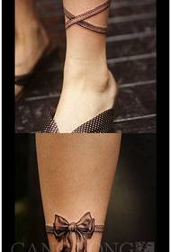 Modello di tatuaggio piuttosto popolare con fiocco in pizzo per gambe di ragazze
