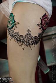 Kvinnelige ben blonder roser tatoveringsbilder