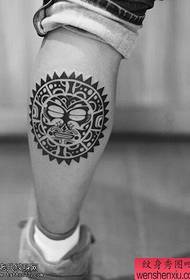 Kāju radošais saules totēma tetovējums darbojas