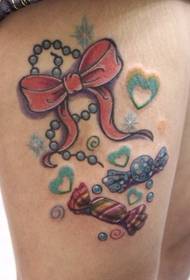 Naisen tatuointikuvio: Jalat värikkäät jouset rakastavat karkkitatuointikuviota