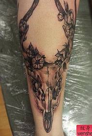 Tetováló show, javasolja a lábfekete-fehér antilop tetoválás munkáját