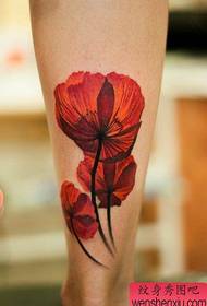 Hermoso patrón de tatuaje de amapolas en las piernas