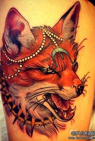 Fox uzorak tetovaža u klasičnom trendu nogu