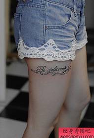 Mooi vrouwelijk bloem tattoo tattoo patroon op de benen van meisjes