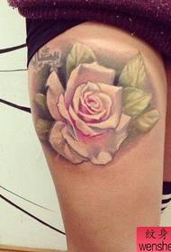 Spettacolo di tatuaggi, consiglia un modello di tatuaggio rosa con gamba di una donna