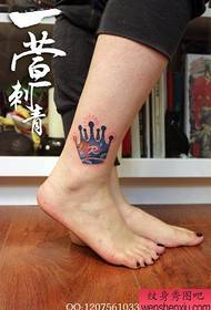 Pigers ben små og smukke tatoveringsmønster i stjernekronen