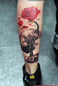 Ang pagpapakita ng tattoo, inirerekumenda ang isang creative leg rose tattoo
