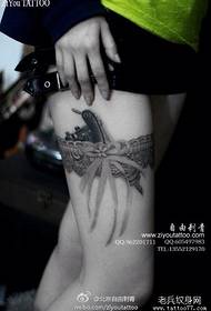 Motif de tatouage en dentelle pour la tendance sexy des jambes de beauté