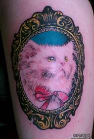 ຮູບແບບ tattoo cat ກັບຂາຂອງເດັກຍິງ
