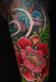 piękny kwiatowy tatuaż na nodze