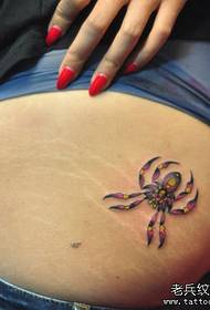 et farverigt edderkop-tatoveringsmønster på pigens ben