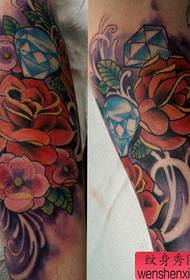 Gražios ir gražios rožės ir deimantinės tatuiruotės ant kojų