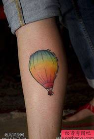 Los tatuajes de globo de aire caliente en la pierna son compartidos por tatuajes