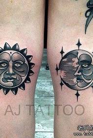 Vrouw benen zon maan tatoeages