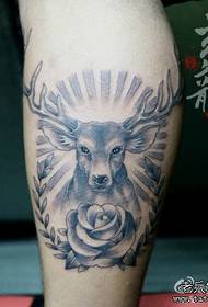 Czarno-szary wzór tatuażu jelenia z pięknymi nogami