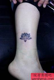 Mala svježa tetovaža lotosa na nogama djeluje