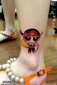 Kvindebein farver flyvende lille pige tatoveringsarbejde