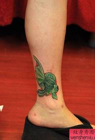 modèle de tatouage de poisson rouge à la cheville d'une femme