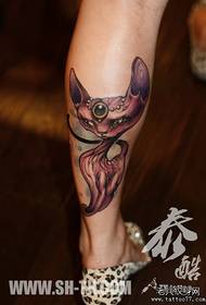 Крутой классический рисунок татуировки кошки на ногах
