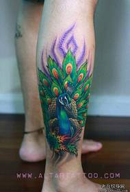 Prachtich kleurich pauw tatoetmuster op 'e skonken