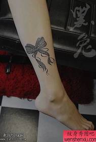 Ногі на карункавых татуіроўках з лукам падзяляюць татуіроўкі