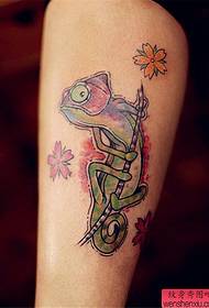 Mga tattoo ng chameleon ng binti ng malikhaing