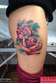 Tatoeageshow, beveel een tatoeage van een beenkleur aan met een rozentattoo