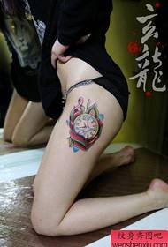 Kauniit naisten jalat suosittu hieno taskukellon tatuointikuvio