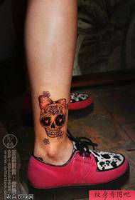 Tetovaže nog in tetovaže si delijo dvorano za tetovaže
