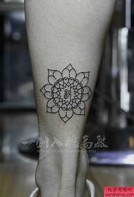 Patrón de tatuaxe de flor de fuste